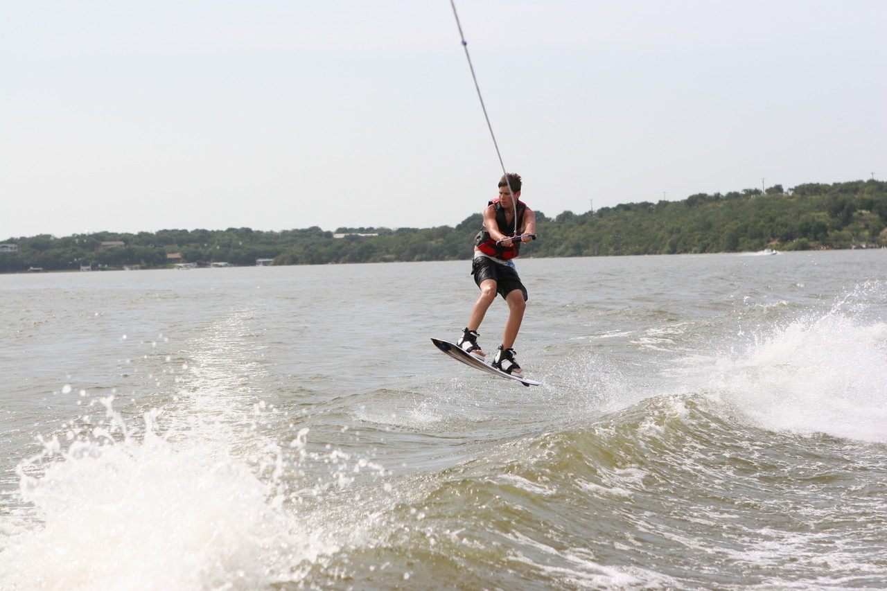 pictures/LakeHouse/wake/wakeboard1_0100.jpg